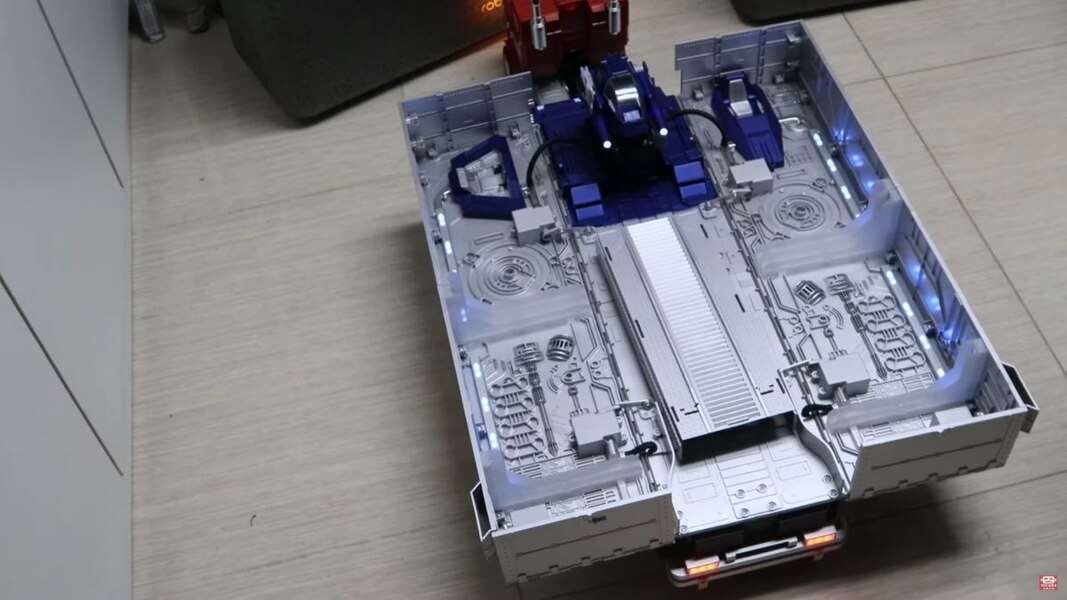 Robosen Transformers Optimus Prime With Auto Transform Trailer In Hand Image  (9 of 23)